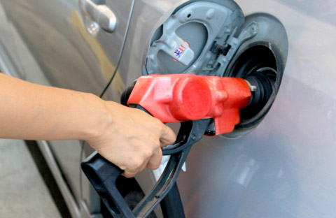 ガソリン車への給油画像