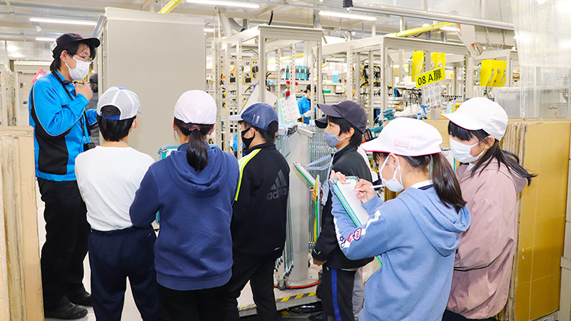 Elementary schoolers on a factory tour